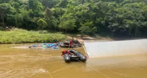 Motorista de Santa Maria de Itabira morre após caminhão cair em rio na MG-129