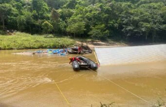 Motorista de Santa Maria de Itabira morre após caminhão cair em rio na MG-129