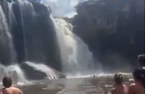 Vídeo; Bombeiros salvam homem de afogamento na Cachoeira Três Barras em Conceição do Mato Dentro