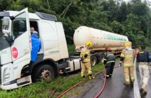 Bombeiros concluem transbordo de nitrogênio líquido após acidente na BR-381 em João Monlevade