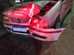 Mulher fica ferida após carro colidir contra muro em João Monlevade