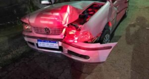 Mulher fica ferida após carro colidir contra muro em João Monlevade