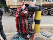 Carro tomba após colisão com carreta e mobiliza equipes de resgate no Centro de João Monlevade