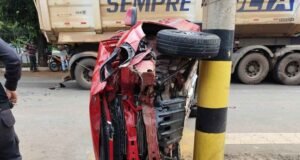 Carro tomba após colisão com carreta e mobiliza equipes de resgate no Centro de João Monlevade