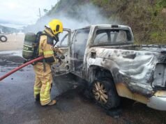 Carro pega fogo e é destruído na MGC-129, em Itabira