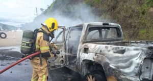 Carro pega fogo e é destruído na MGC-129, em Itabira
