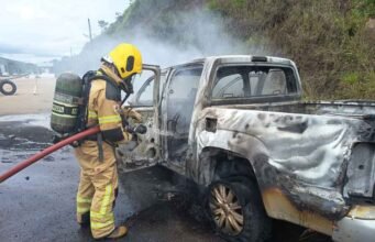 Carro pega fogo e é destruído na MGC-129, em Itabira