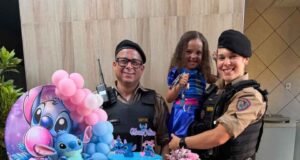 Polícia Militar faz surpresa em festa de aniversário e emociona criança fã da corporação em Rio Piracicaba