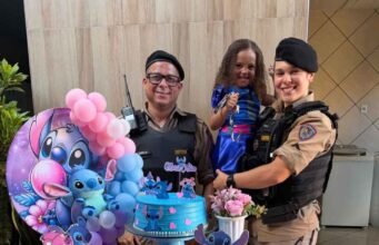 Polícia Militar faz surpresa em festa de aniversário e emociona criança fã da corporação em Rio Piracicaba
