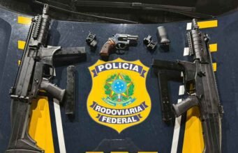PRF apreende submetralhadoras e revólver dentro de ônibus na BR-116 em Manhuaçu