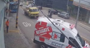 Vídeo; Ônibus da Enscon busca socorro imediato na base do SEVOR após passageira desmaiar