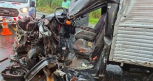 Acidente com três veículos deixa motorista ferido na MGC-491, veja fotos