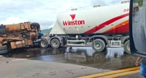 Vídeo; Colisão frontal entre três carretas deixa caminhoneiros presos às ferragens na BR-381, em João Monlevade