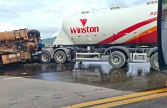 Vídeo; Colisão frontal entre três carretas deixa caminhoneiros presos às ferragens na BR-381, em João Monlevade