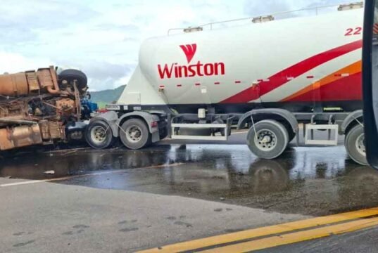 Vídeo; Colisão frontal entre três carretas deixa caminhoneiros presos às ferragens na BR-381, em João Monlevade