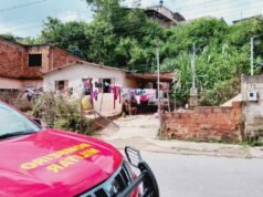 Bombeiros vistoriam casa com risco de desabamento após chuvas em João Monlevade