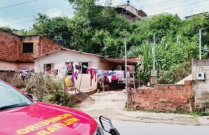 Bombeiros vistoriam casa com risco de desabamento após chuvas em João Monlevade