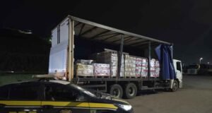 PRF apreende carga irregular de bebidas e flagra 25 toneladas de excesso de peso na BR-381