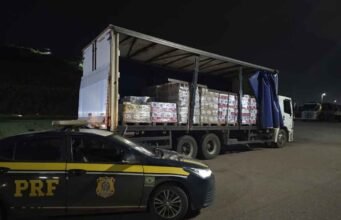 PRF apreende carga irregular de bebidas e flagra 25 toneladas de excesso de peso na BR-381