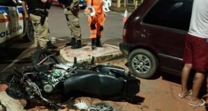Colisão entre carro e moto em Itabira termina com vítima em parada cardíaca