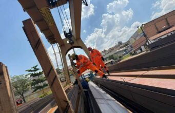 Operador logístico morre após queda de vigas de 4 toneladas em metalúrgica