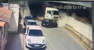 Vídeo; Acidente envolvendo trem, carreta e carros deixa ferido no interior de Minas