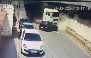 Vídeo; Acidente envolvendo trem, carreta e carros deixa ferido no interior de Minas