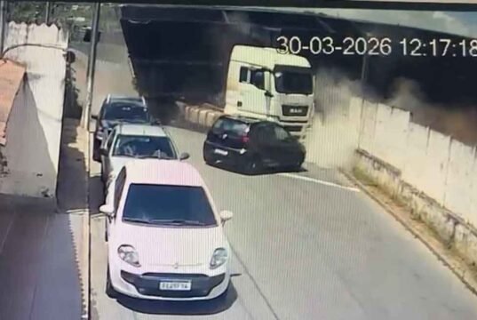Vídeo; Acidente envolvendo trem, carreta e carros deixa ferido no interior de Minas