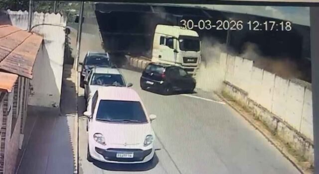 acidente-trem-carreta-carros-carandai