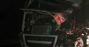 Homem fica preso às ferragens após grave acidente com carreta na BR-381