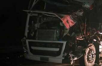 Homem fica preso às ferragens após grave acidente com carreta na BR-381