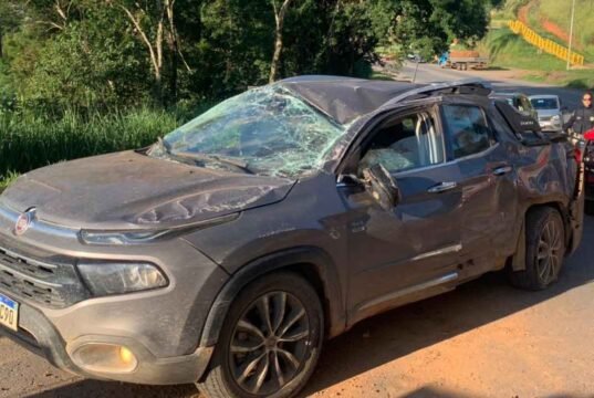 Vídeo; Acidente na BR-381 em João Monlevade deixa feridos após carro invadir contramão e atingir moto e outro veículo