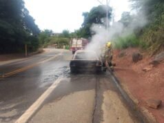 Veículo pega fogo após pane mecânica na MG-123, em Rio Piracicaba