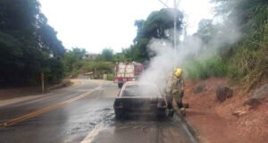 Veículo pega fogo após pane mecânica na MG-123, em Rio Piracicaba