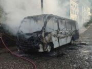 Incêndio em ônibus assusta moradores e destrói veículo ao lado de igreja histórica em Ouro Preto