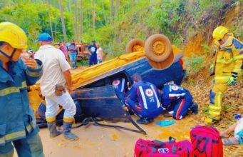Capotamento em estrada rural deixa quatro feridos em Itabira