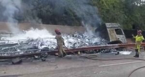 Vídeo; Colisão na BR-381 incendeia carga inflamável; motorista desaparece. Confira detalhes do resgate e ações ambientais