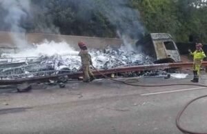 Vídeo; Colisão na BR-381 incendeia carga inflamável; motorista desaparece. Confira detalhes do resgate e ações ambientais