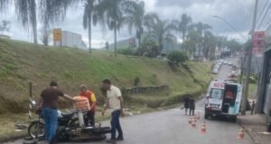 Jovem de 18 anos fica ferido em acidente entre motocicletas em João Monlevade