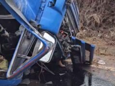 Vídeo; Caminhão carregado com cal capota na BR-381 e deixa uma mulher morta