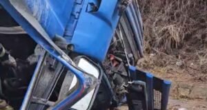 Vídeo; Caminhão carregado com cal capota na BR-381 e deixa uma mulher morta