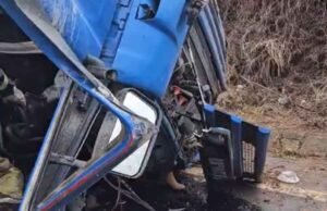 Vídeo; Caminhão carregado com cal capota na BR-381 e deixa uma mulher morta