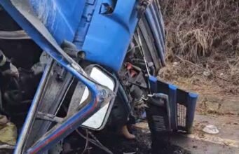 Vídeo; Caminhão carregado com cal capota na BR-381 e deixa uma mulher morta