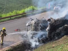 Vídeo; BR-381: carreta de eletrodomésticos é saqueada e pega fogo após acidente em São Gonçalo do Rio Abaixo