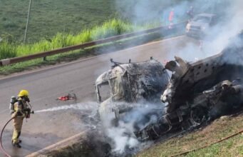 Vídeo; BR-381: carreta de eletrodomésticos é saqueada e pega fogo após acidente em São Gonçalo do Rio Abaixo