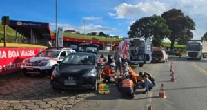 Motociclista fica ferida em colisão com carro na BR-381, em João Monlevade