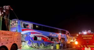 Ônibus com religiosos colide com carreta na BR-050 e deixa mortos e dezenas de feridos