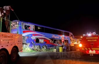 Ônibus com religiosos colide com carreta na BR-050 e deixa mortos e dezenas de feridos