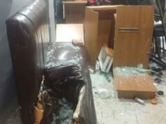 Criança de 4 anos fica ferida após carro invadir barbearia no Centro de Manhuaçu