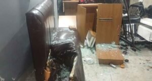 Criança de 4 anos fica ferida após carro invadir barbearia no Centro de Manhuaçu